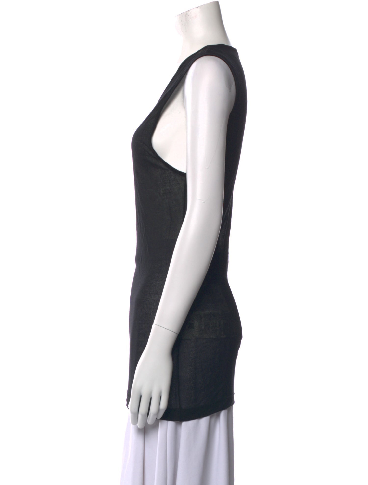 AMI Scoop Neck Sleeveless Top