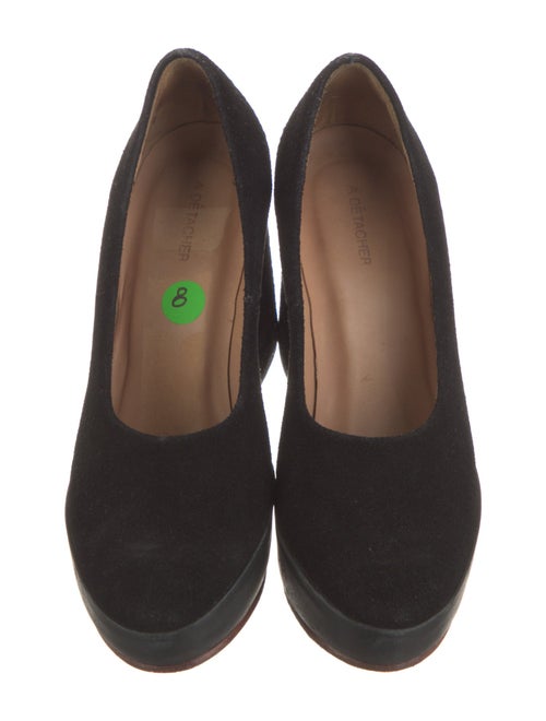 A Détacher Suede Pumps