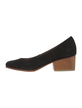 A Détacher Suede Pumps