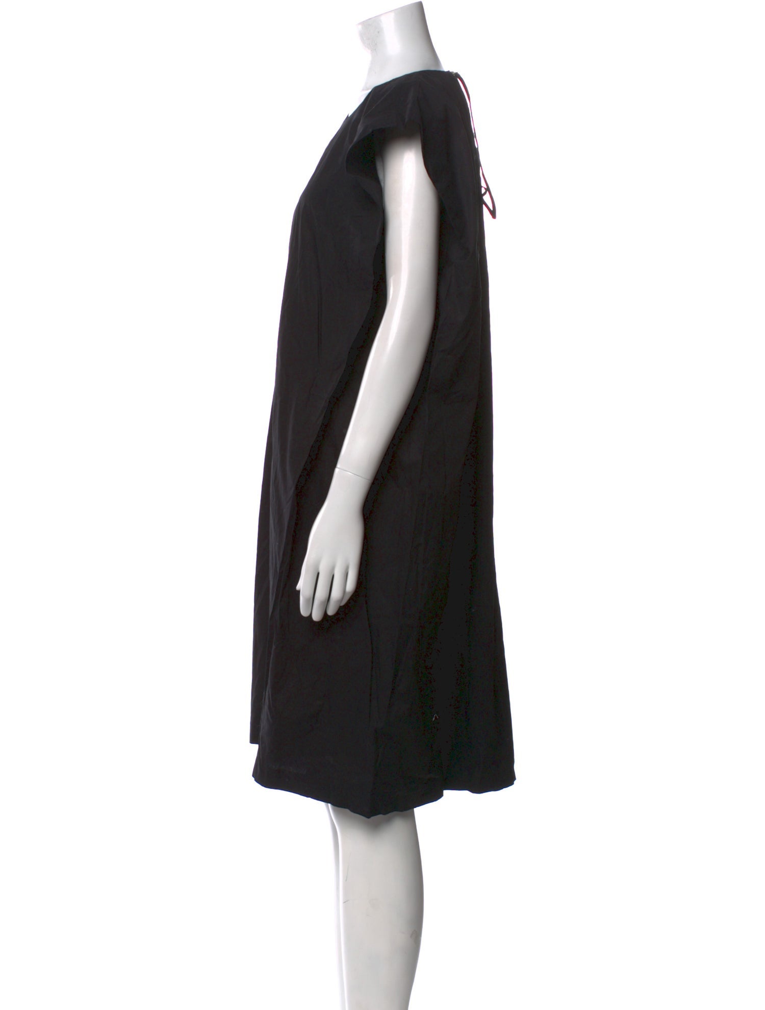 A Détacher Scoop Neck Knee-Length Dress