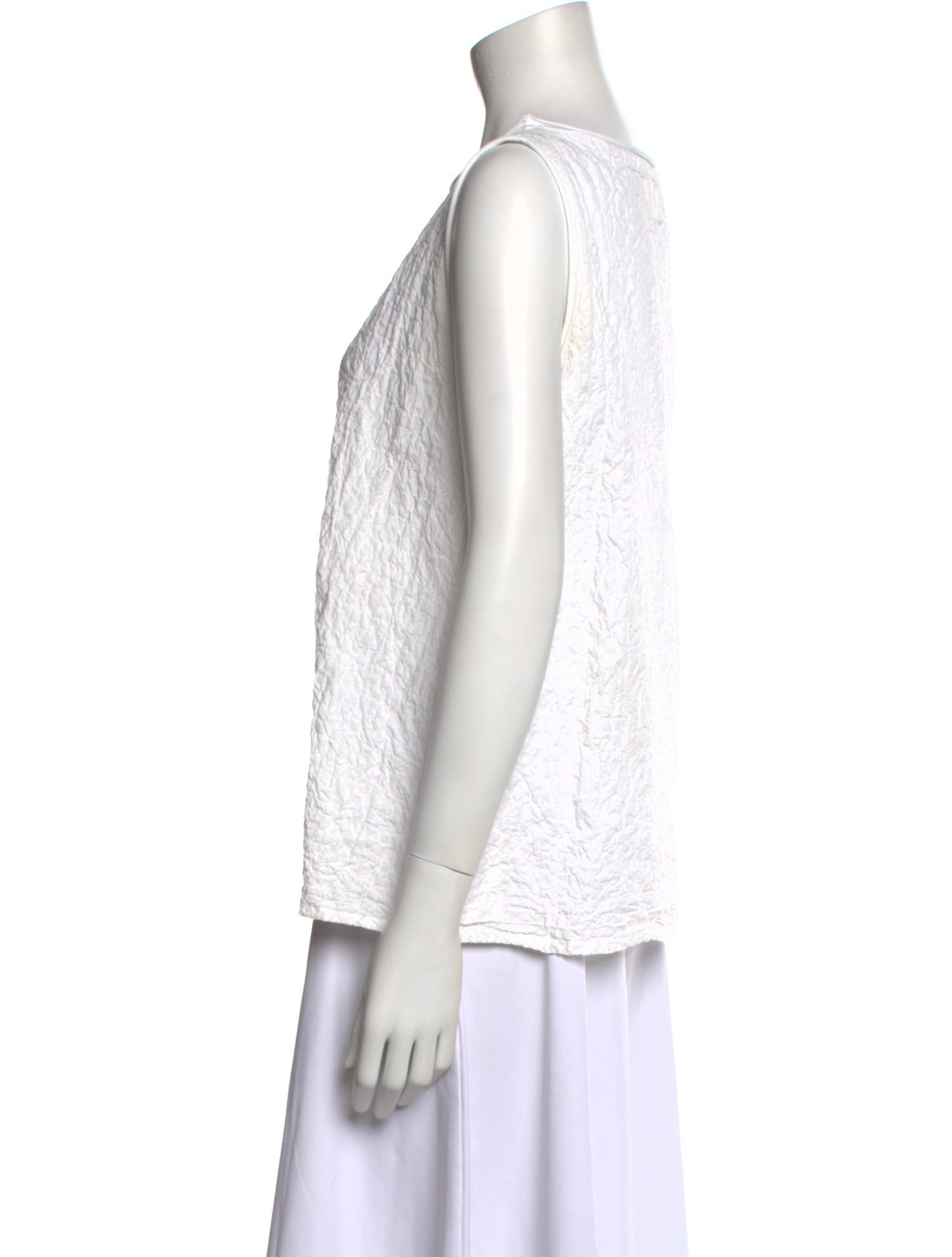 LABO.ART Bateau Neckline Sleeveless Top