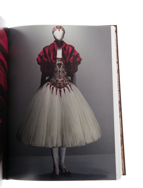 Alexander McQueen : Savage Beauty