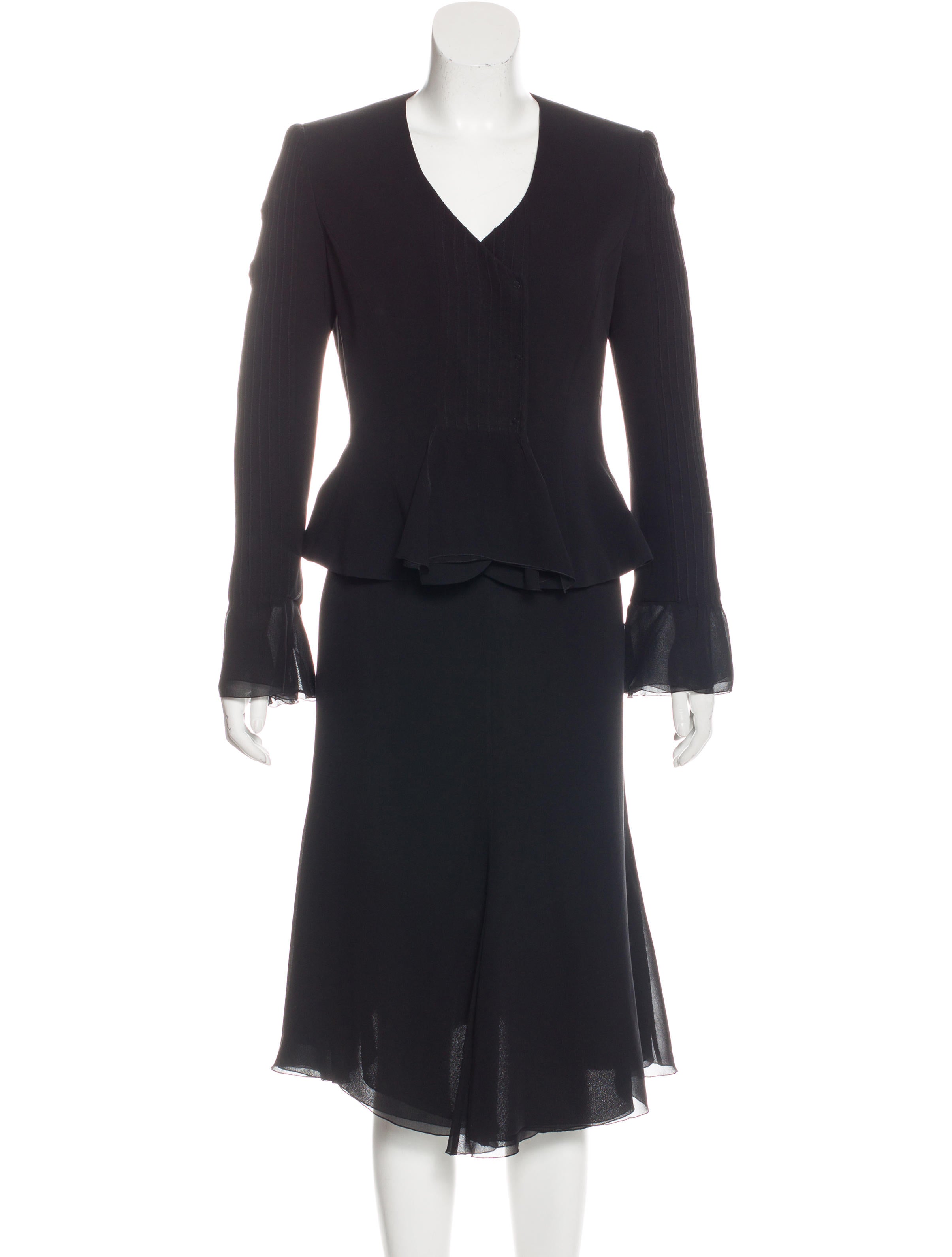 Bodycon Dresses 1 BUST Stand naturally. Measure under your arms, around the widest part of your back and around the fullest part of your bust. 2 WAIST Bend to one side and find the crease. Measure fully around the smallest part of your waist. 3 HIPS Stand naturally with your heels together. Measure around the.