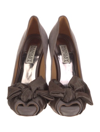 Badgley Mischka Suede Bow Accents Pumps