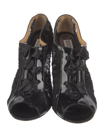 Badgley Mischka Patent Leather Lace Pattern Pumps