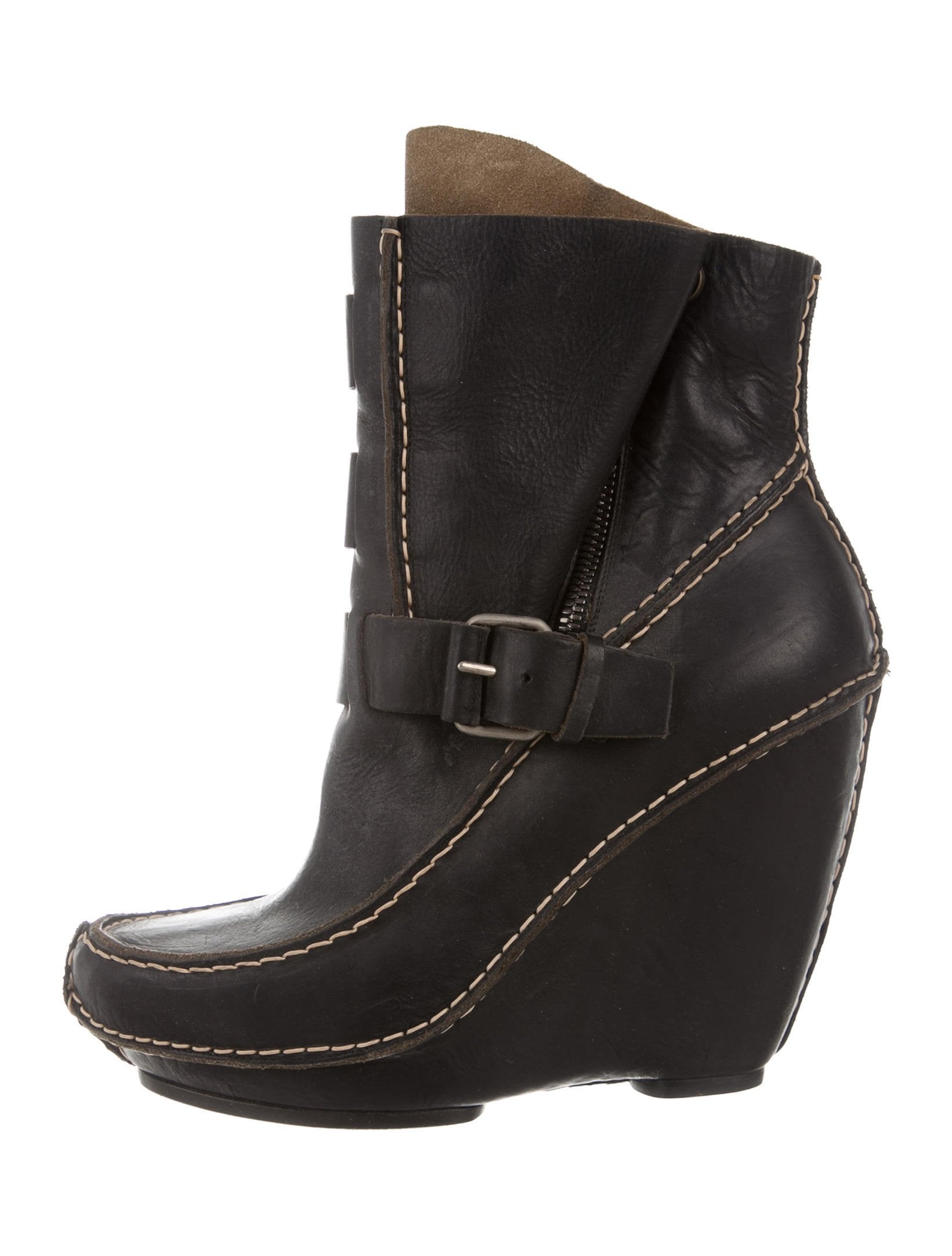 Shop by category Shop all wedge booties at AKIRA. Find top brands like TOMS shoes, in the latest styles. Free shipping on orders $50+.