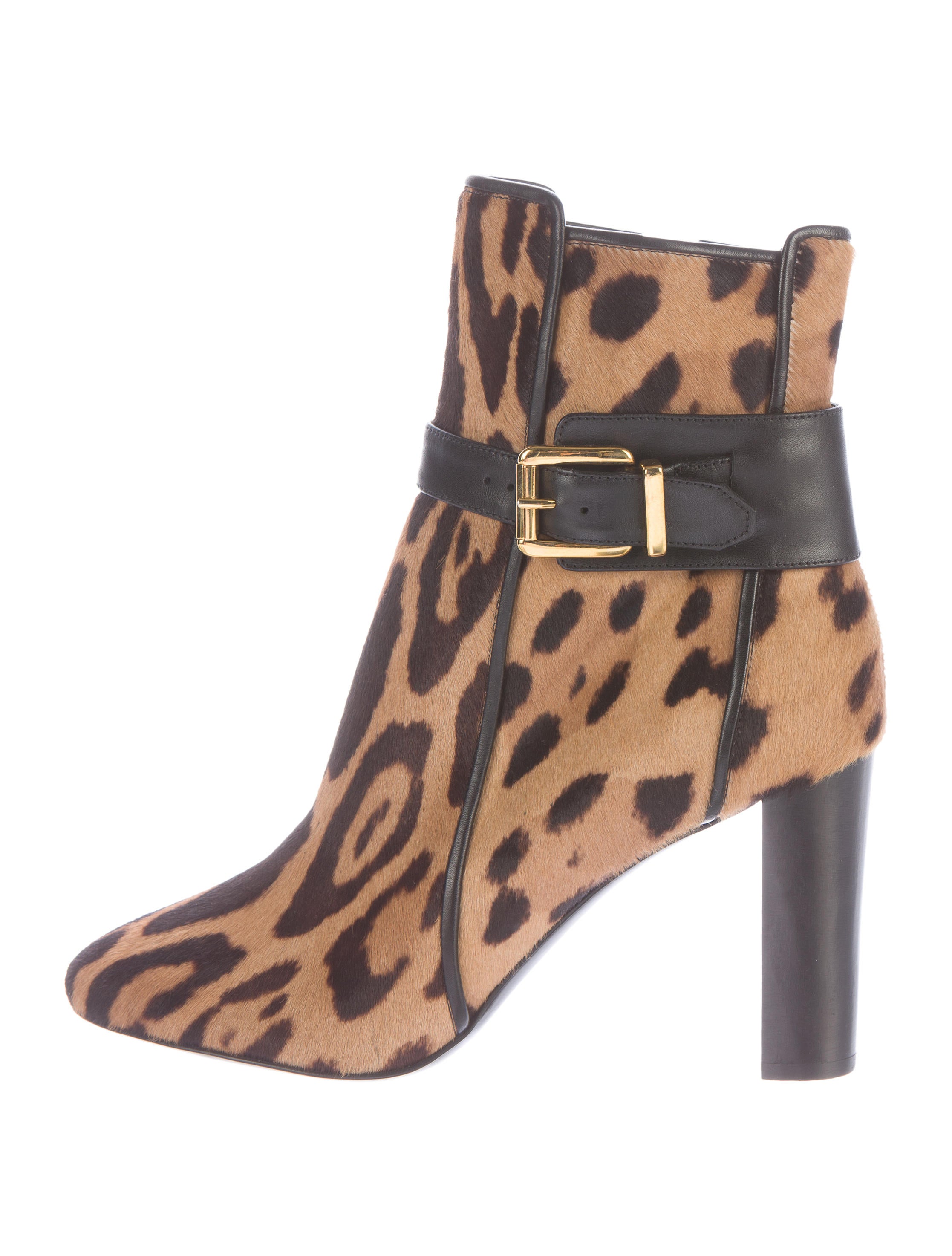 Leopard boots For spot-on fashion, leopard boots are tough to beat. You can find leopard boots in your favorite styles, including short ankle boots, mid-calf heights, and those extending above the knee. However, patterns of the world-famous feline give leopard print boots a healthy dose of feminine flair and attitude.