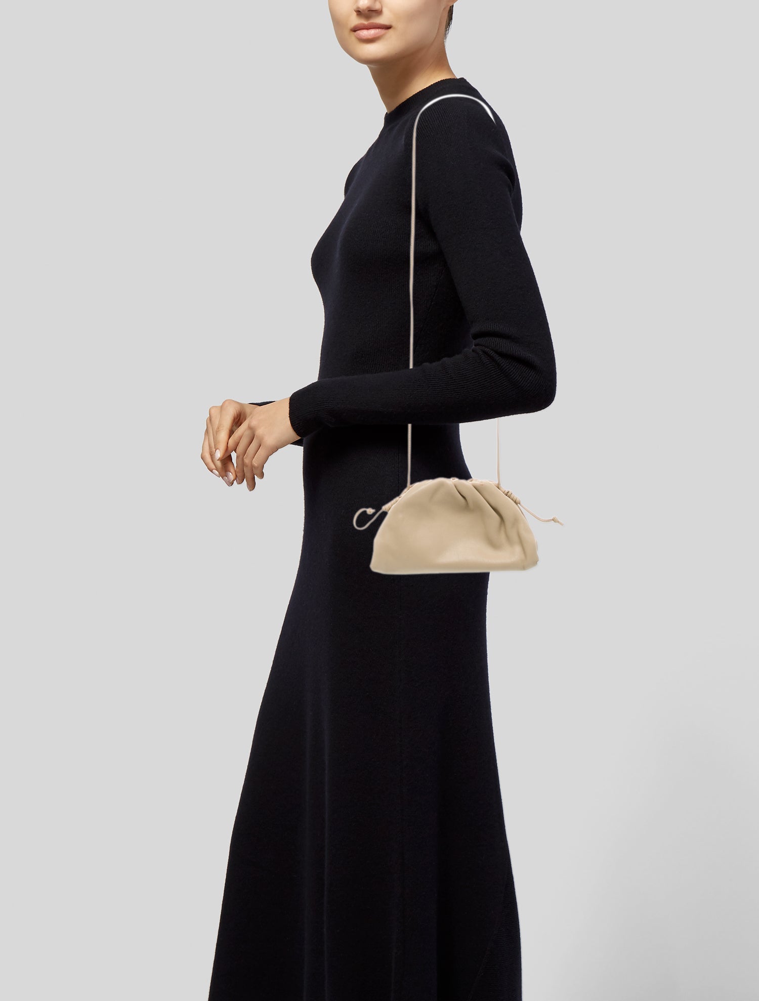 LOEWE ローラ　バッグ Loewe Ola Medium Shoulder Bag in Calfskin Leather | Neiman