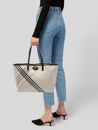 Burberry Mega Check Highland Medium