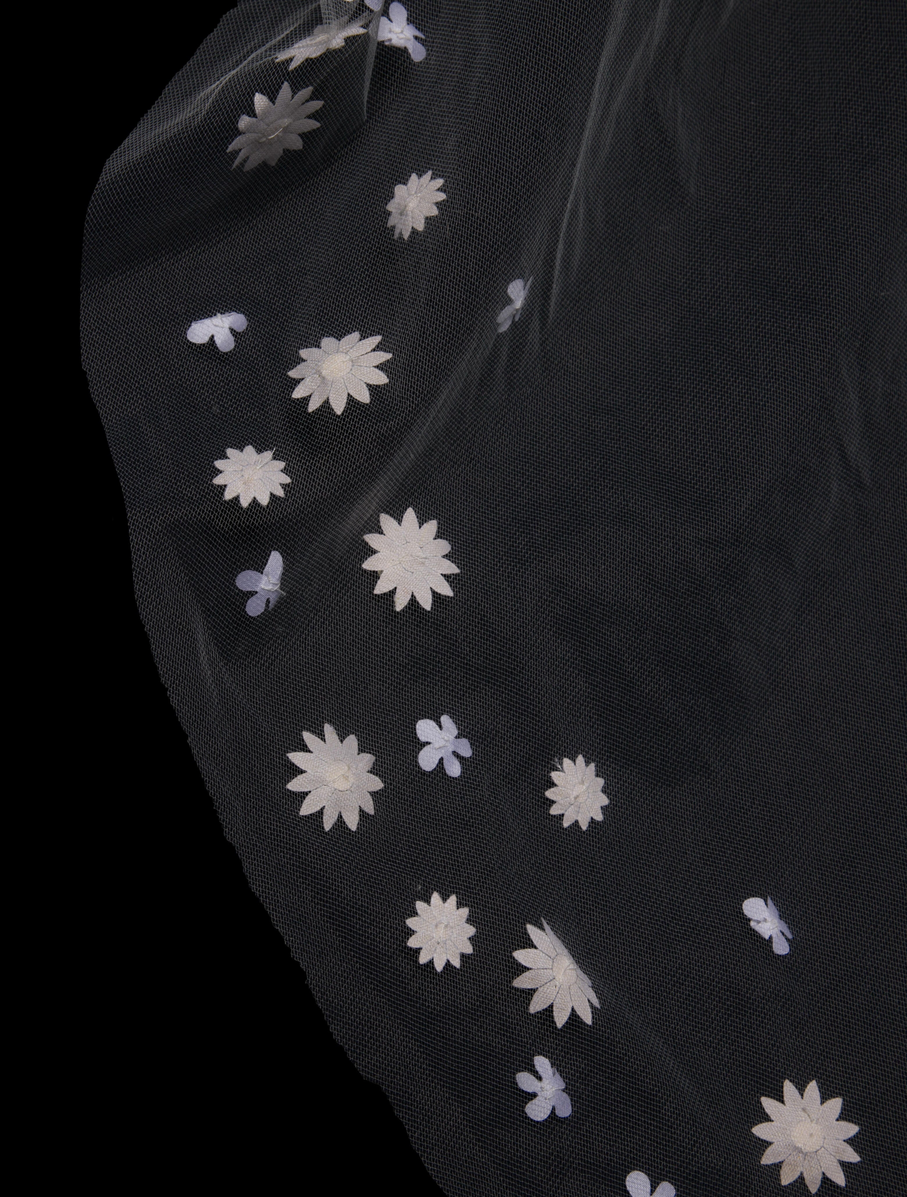 Carolina Herrera bride veil