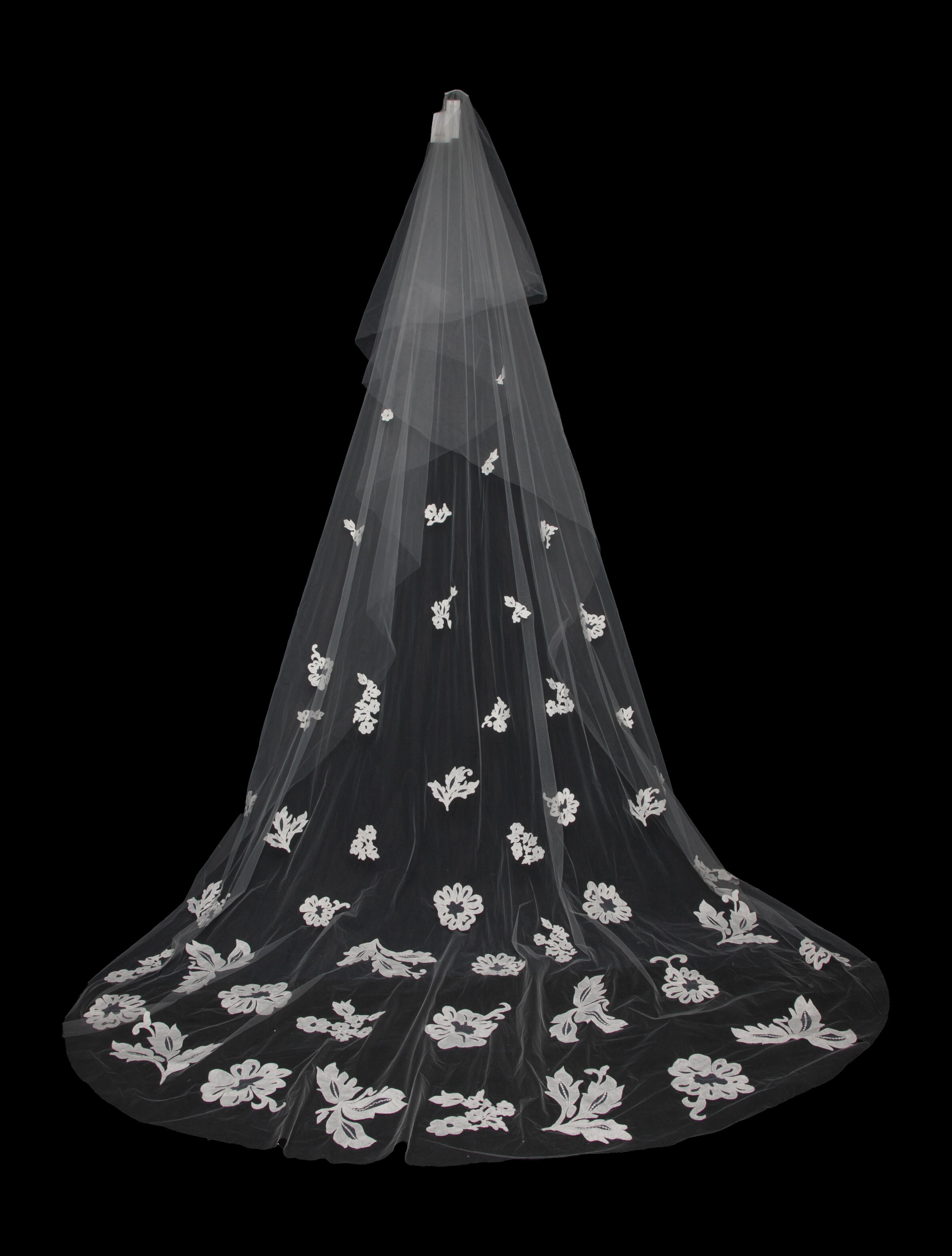 Carolina Herrera bride veil