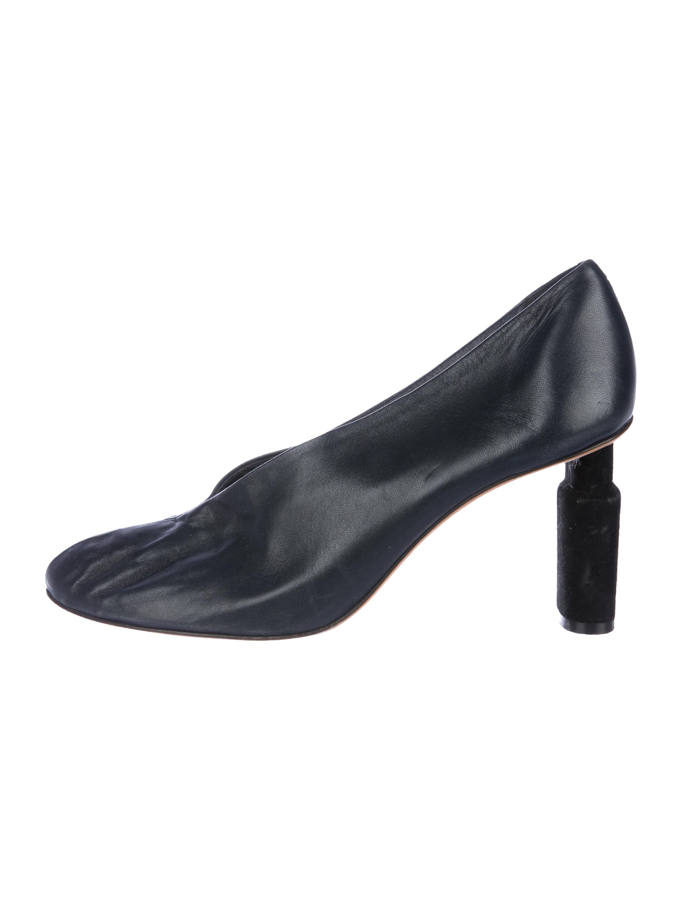 Celine V-Neck Leather Round-Toe Pumps - Shoes -
CEL112749 | The RealReal