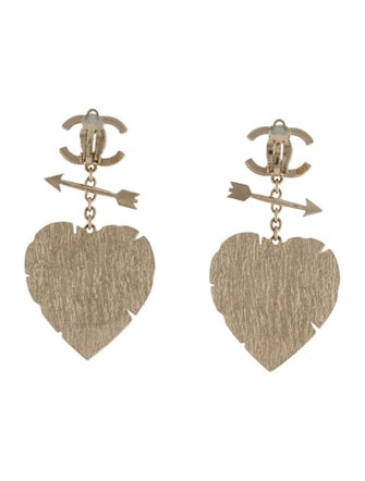 Chanel 2019 Strass CC Carved Heart & Arrow Clip-On Drop Earrings