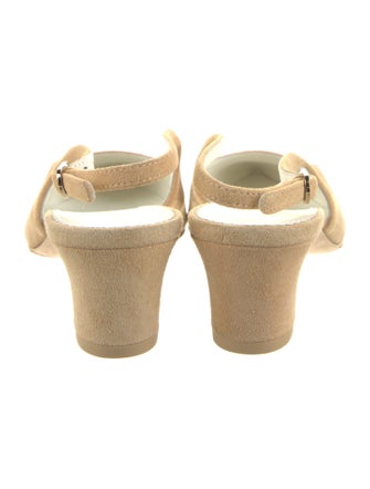 Chanel 2023 Interlocking CC Logo Slingback Pumps