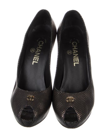 Chanel Interlocking CC Logo Pumps