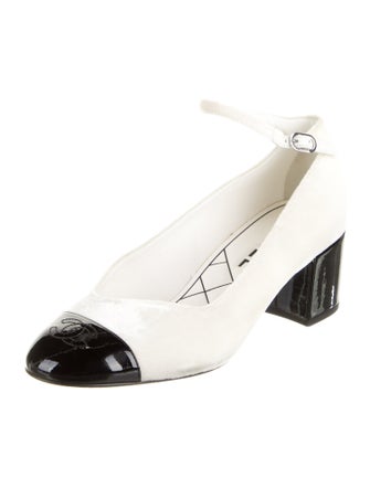Chanel 2023 Interlocking CC Logo Slingback Pumps