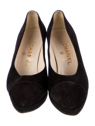Chanel Interlocking CC Logo Suede Pumps