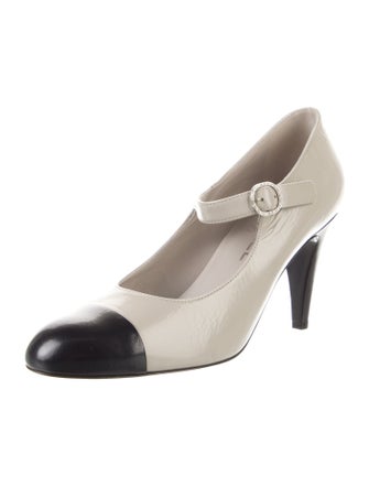 Chanel 2022 Interlocking CC Logo Pumps