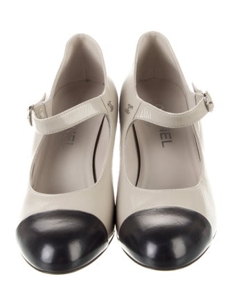 Chanel 2022 Interlocking CC Logo Pumps