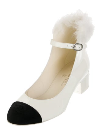 Chanel 2023 Interlocking CC Logo Pumps