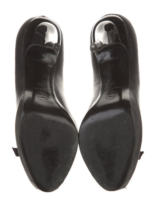 Chanel Interlocking CC Logo Leather Pumps