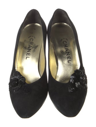 Chanel Interlocking CC Logo Suede Pumps