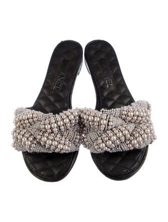 Chanel Interlocking CC Logo Slides