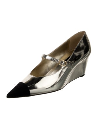 Chanel 2022 Interlocking CC Logo Pumps