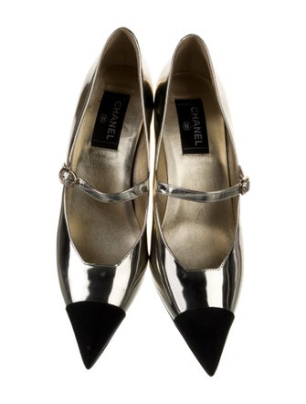 Chanel 2022 Interlocking CC Logo Pumps