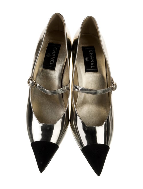 Chanel 2022 Interlocking CC Logo Pumps