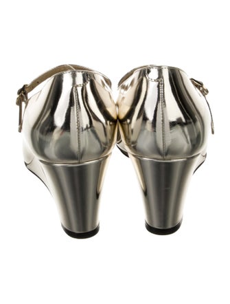 Chanel 2022 Interlocking CC Logo Pumps