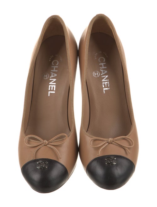Chanel Interlocking CC Logo Leather Pumps