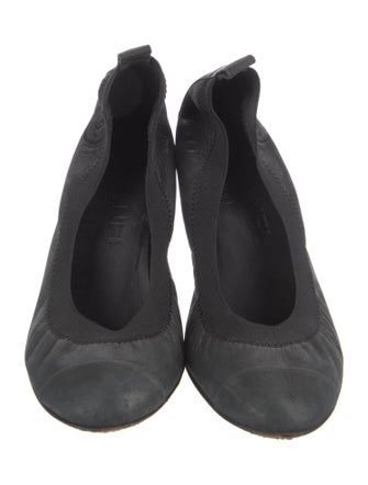 Chanel Interlocking CC Logo Leather Pumps