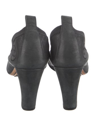 Chanel Interlocking CC Logo Leather Pumps