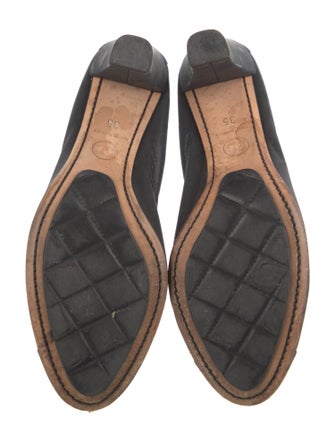 Chanel Interlocking CC Logo Leather Pumps