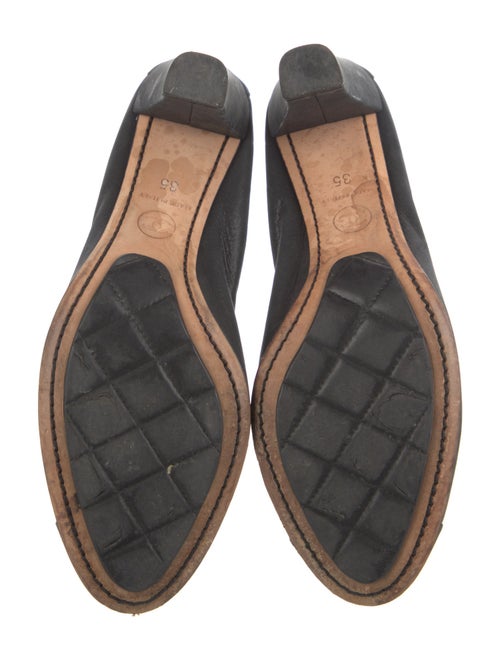Chanel Interlocking CC Logo Leather Pumps