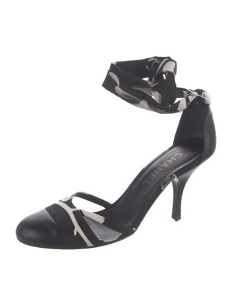 Chanel 2004 Interlocking CC Logo D'Orsay Pumps