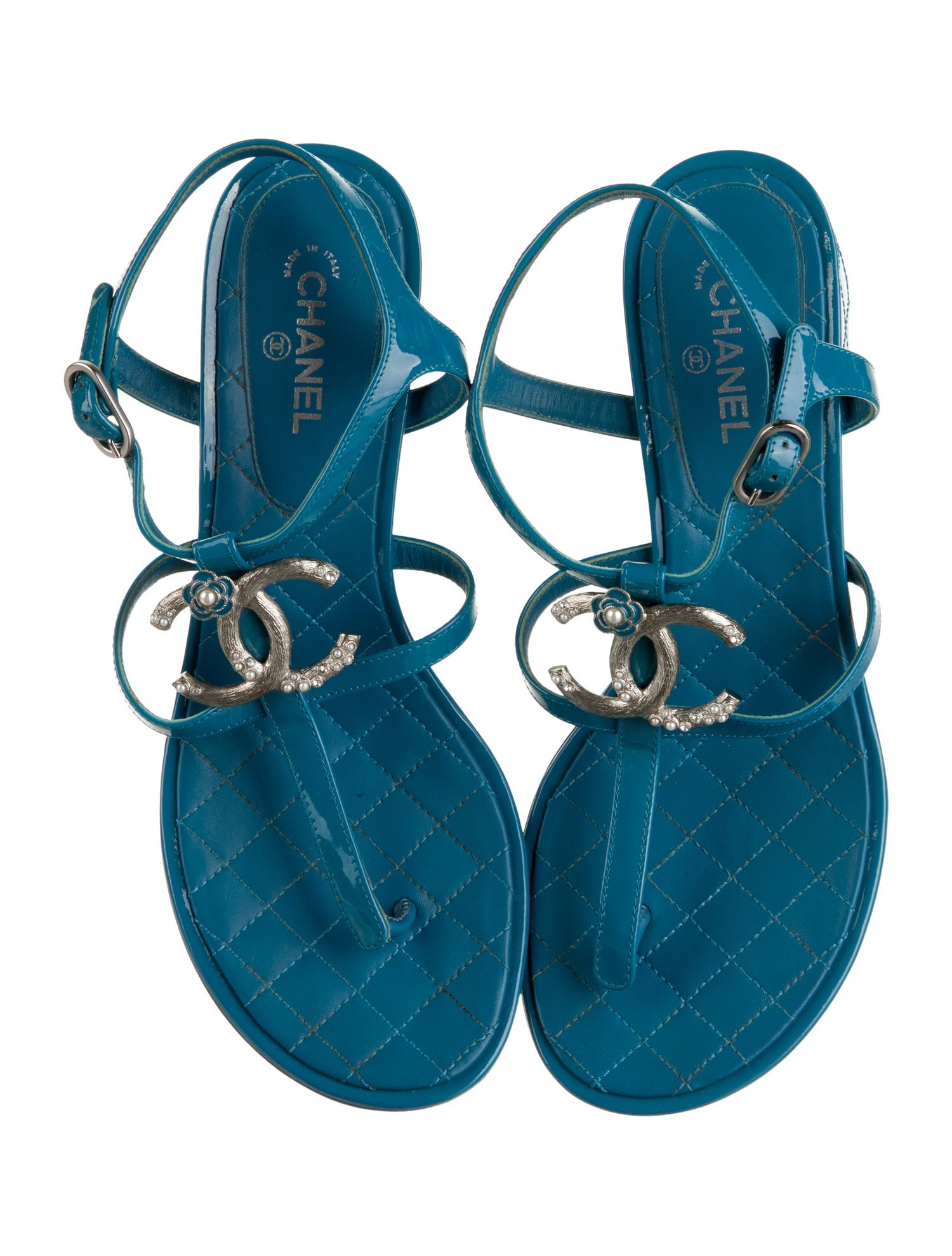 シャネディレティページ Chanel Interlocking CC Logo Patent Leather T-Strap Sandals