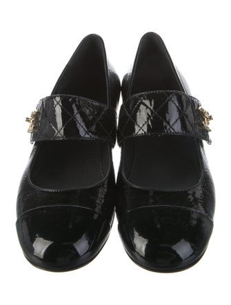 Chanel 2023 Interlocking CC Logo Pumps