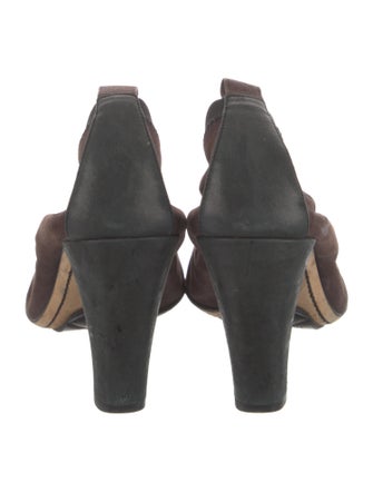 Chanel Interlocking CC Logo Suede Pumps