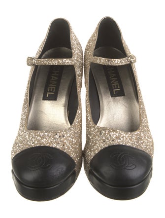 Chanel 2023 Interlocking CC Logo Pumps