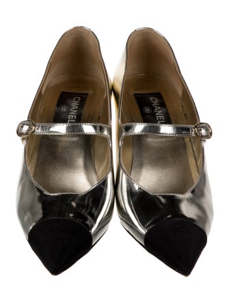 Chanel 2022 Interlocking CC Logo Pumps