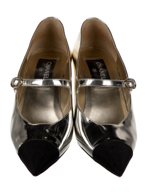 Chanel 2022 Interlocking CC Logo Pumps