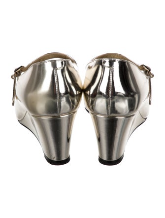 Chanel 2022 Interlocking CC Logo Pumps