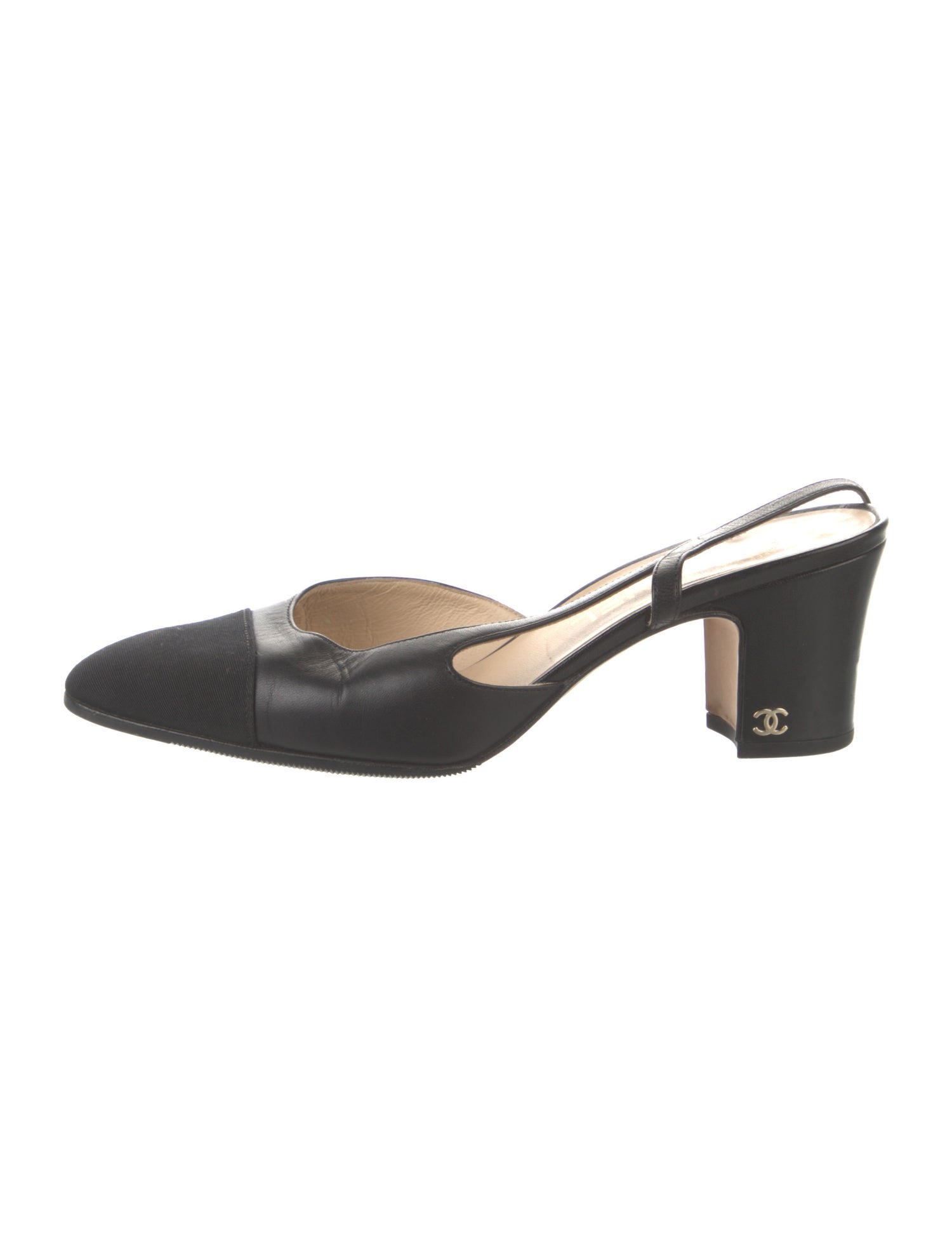 上品なミュール型デザイン【CHANEL】CCロゴスリングバック Chanel Interlocking CC Logo Leather Mules - White Pumps