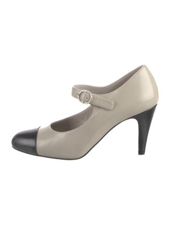 Chanel 2022 Interlocking CC Logo Pumps