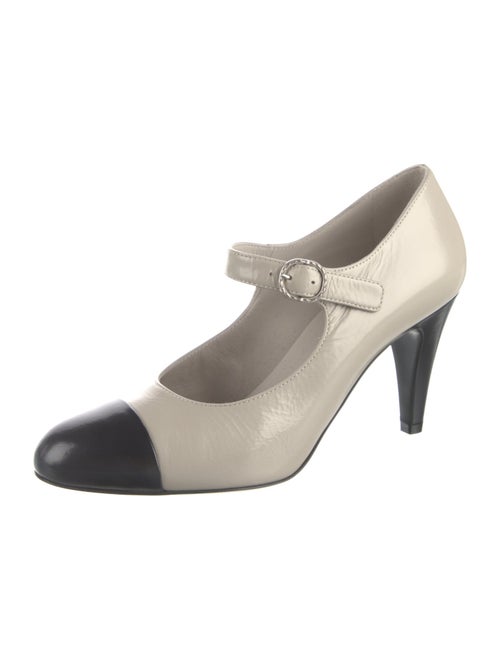 Chanel 2022 Interlocking CC Logo Pumps