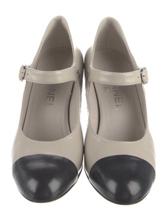 Chanel 2022 Interlocking CC Logo Pumps