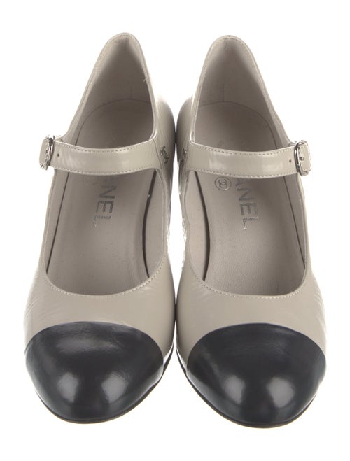 Chanel 2022 Interlocking CC Logo Pumps