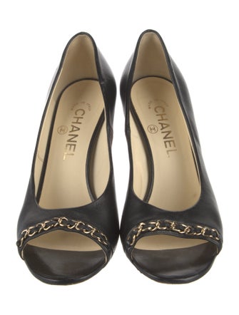 Chanel Interlocking CC Logo Leather Pumps